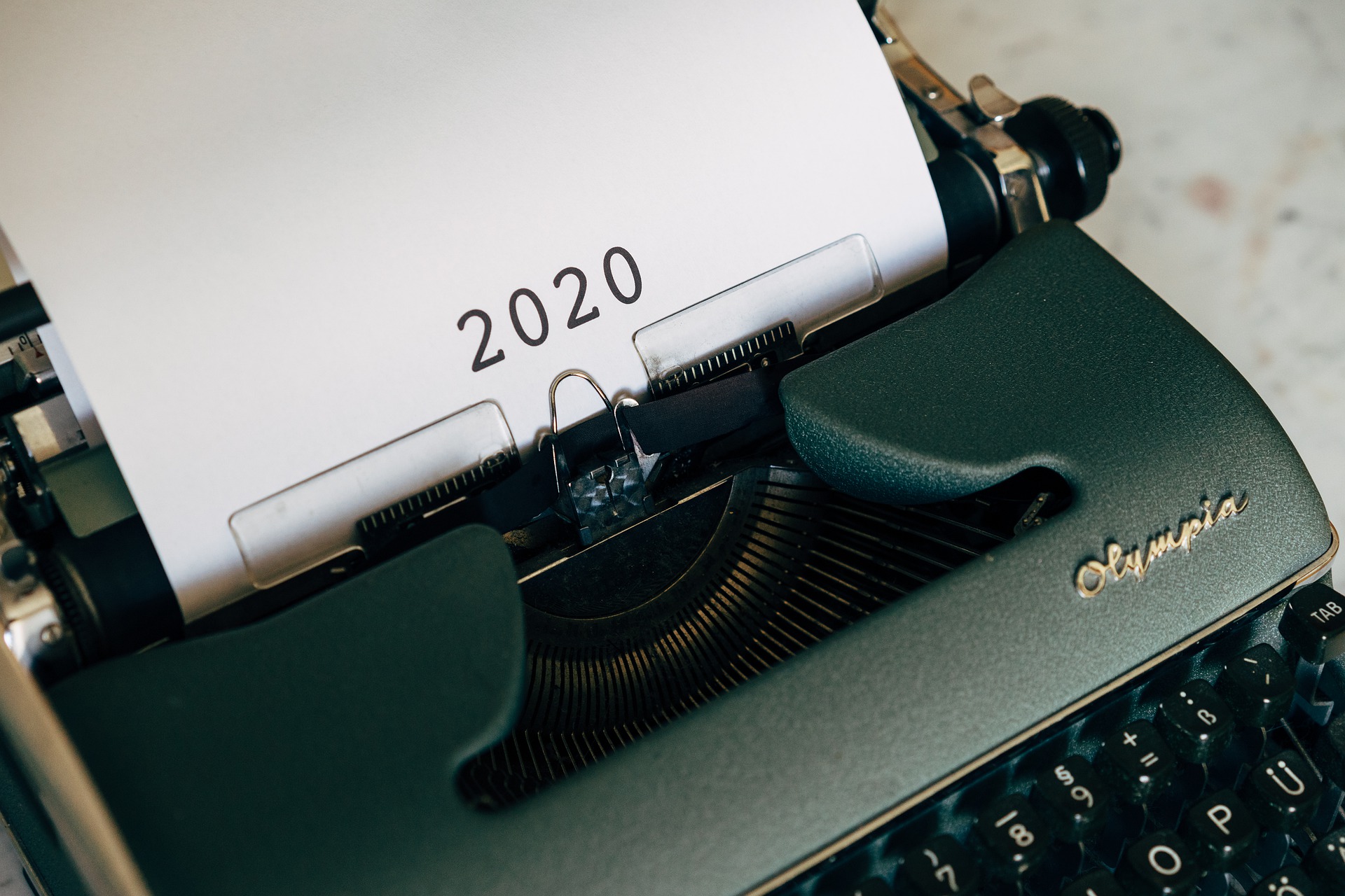 A typewriter with the words '2020' on the page